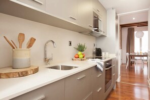 Deluxe Apartment | Private kitchen | Full-size fridge, microwave, oven, stovetop - Enjoybcn Dali Apartments (Barcelona)