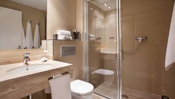 Deluxe Apartment | Bathroom | Shower, hair dryer, towels