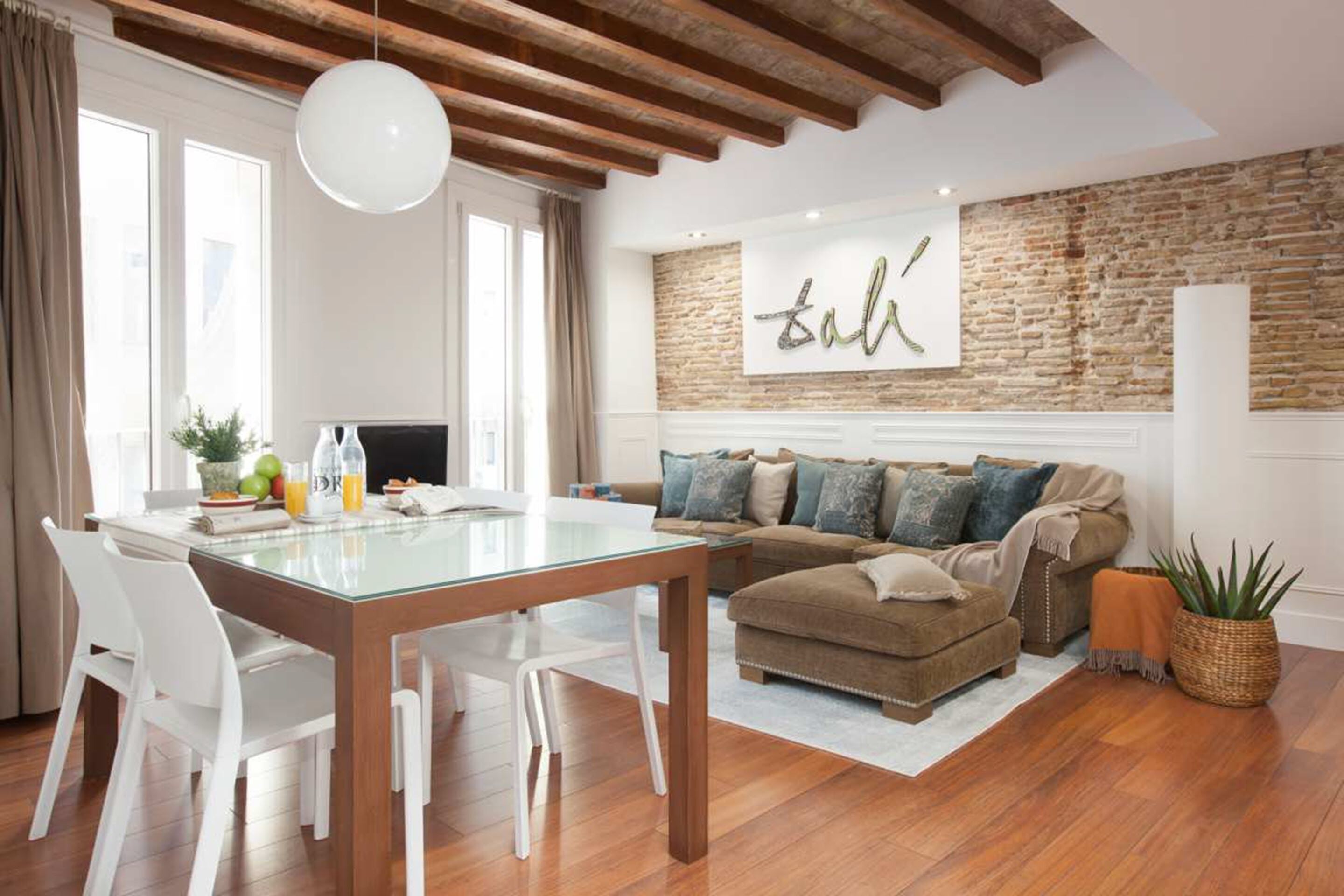 Deluxe Apartment | Living room | Flat-screen TV