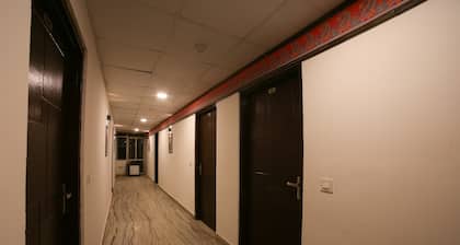 OYO Townhouse 263 Hotel Luxurs Shri Gopal Nagar