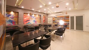 Restaurant - OYO Townhouse 263 Hotel Luxurs Shri Gopal Nagar (Jaipur)