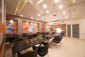 Restaurant - OYO Townhouse 263 Hotel Luxurs Shri Gopal Nagar (Jaipur)