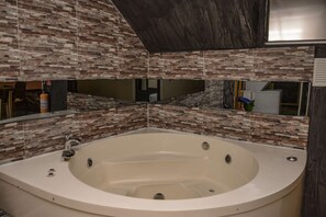 Combined shower/bathtub, hair dryer, towels