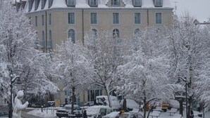 A large building with multiple windows and a snow-covered roof. - La Residence des Thermes (Bagnères-de-Bigorre)