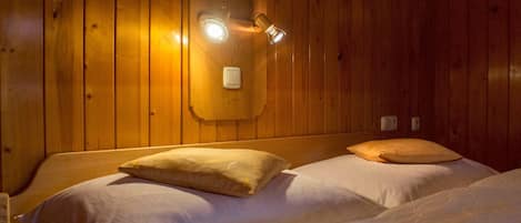 2 bedrooms, travel cot, WiFi, bed sheets