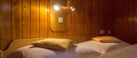 2 bedrooms, travel cot, WiFi, bed sheets