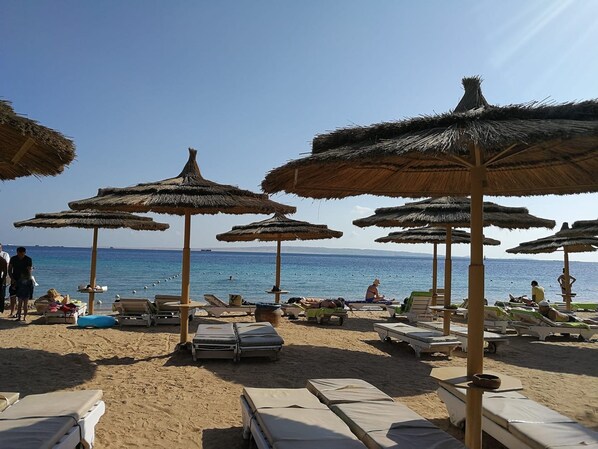 En la playa, sombrillas y toallas de playa 