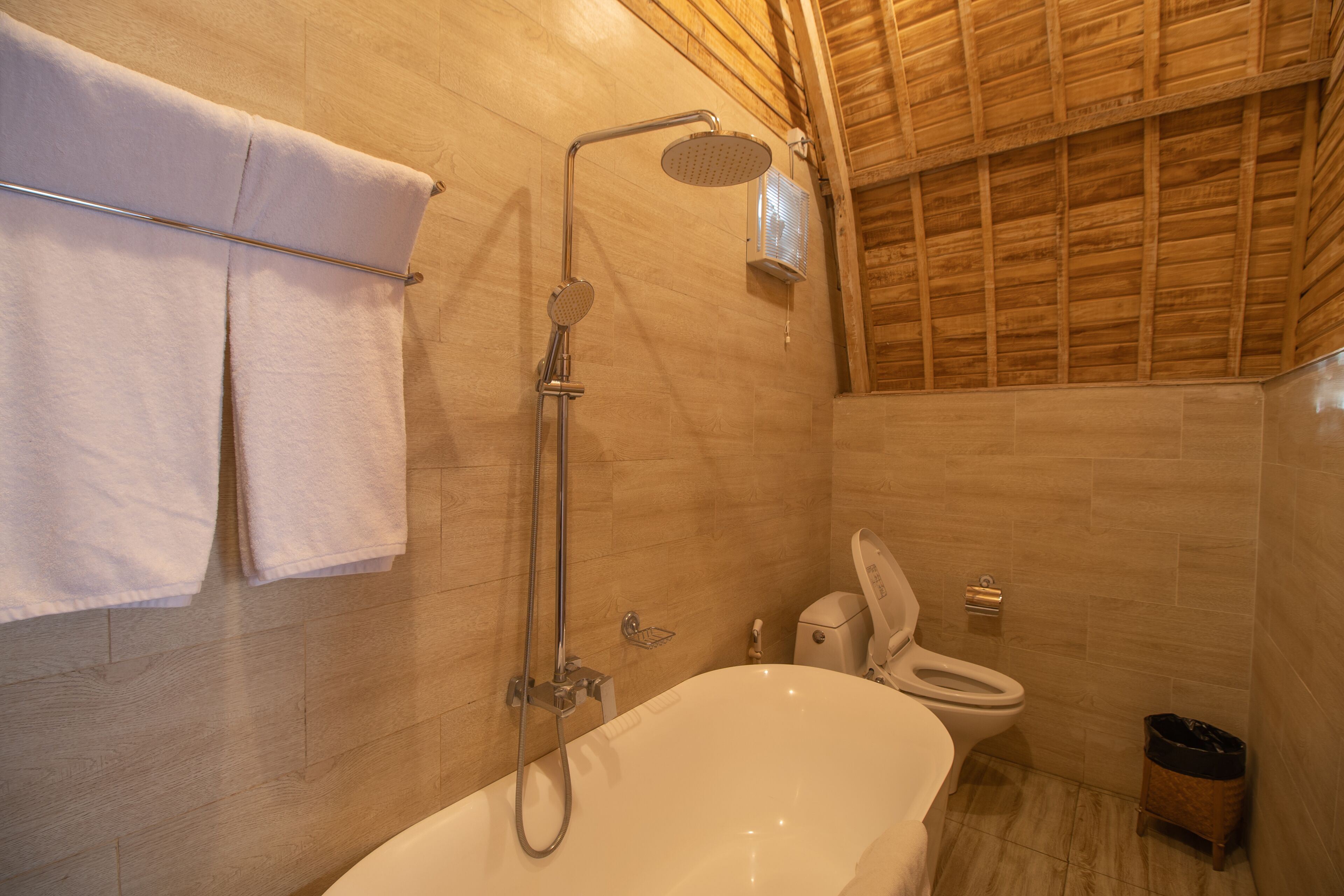 Villa Deluxe, 1 habitación, no fumadores, vistas al jardín | Baño | Bañera y ducha independientes y cabezal de ducha tipo lluvia