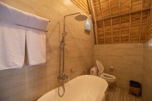 Deluxe-Villa, 1 Schlafzimmer, Nichtraucher, Gartenblick | Badezimmer | Badewanne und Dusche (separat), Regendusche, kostenlose Toilettenartikel