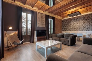 Apartamento Grandeluxe | Living area | 52-inch flat-screen TV with digital channels - Enjoybcn Miro Apartments (Barcelona)