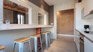 Apartamento Grandeluxe | Eget kök | Stort kylskåp, mikrovågsugn, ugn och spishäll