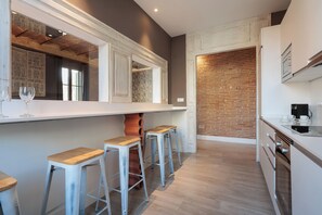 Apartamento Grandeluxe | Private kitchen | Full-size fridge, microwave, oven, stovetop - Enjoybcn Miro Apartments (Barcelona)