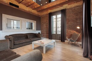 Apartamento Grandeluxe | Living area | 52-inch flat-screen TV with digital channels - Enjoybcn Miro Apartments (Barcelona)