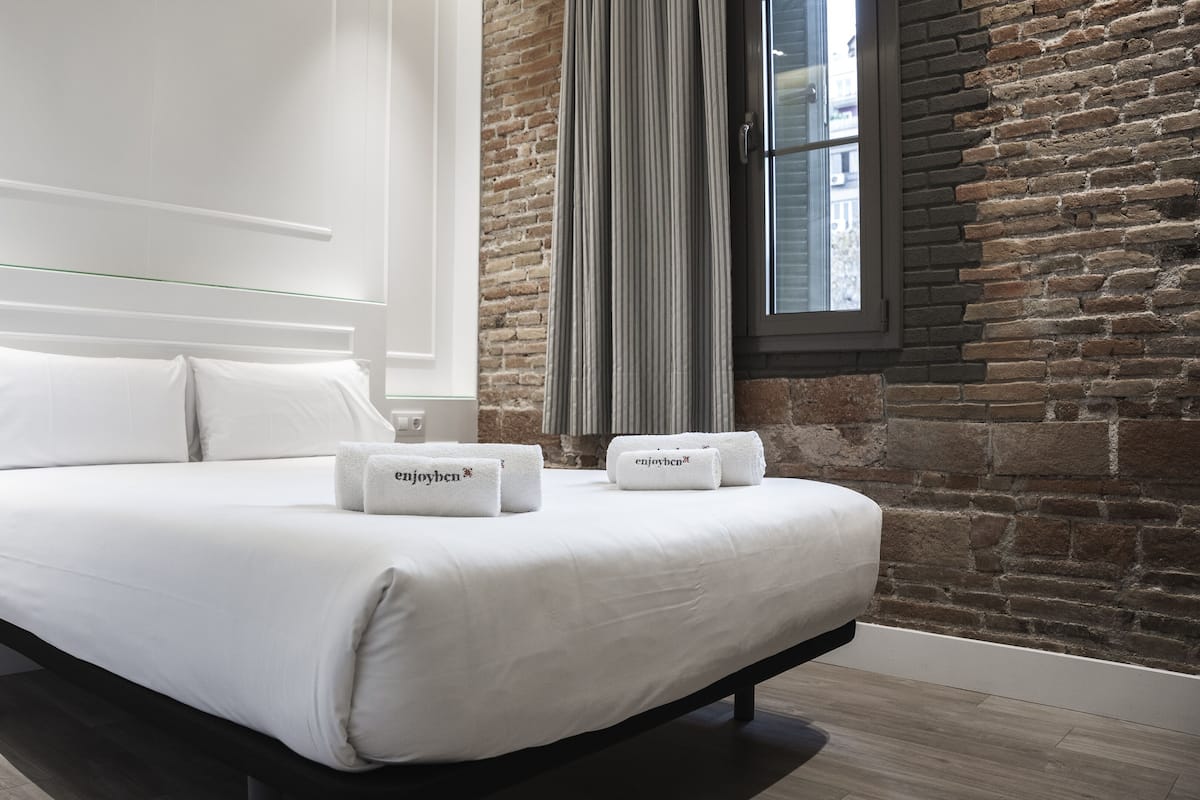 5 bedrooms, in-room safe, iron/ironing board, free WiFi