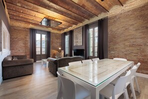 Apartamento Grandeluxe | 起居區 | 52-吋平面電視，提供數位頻道