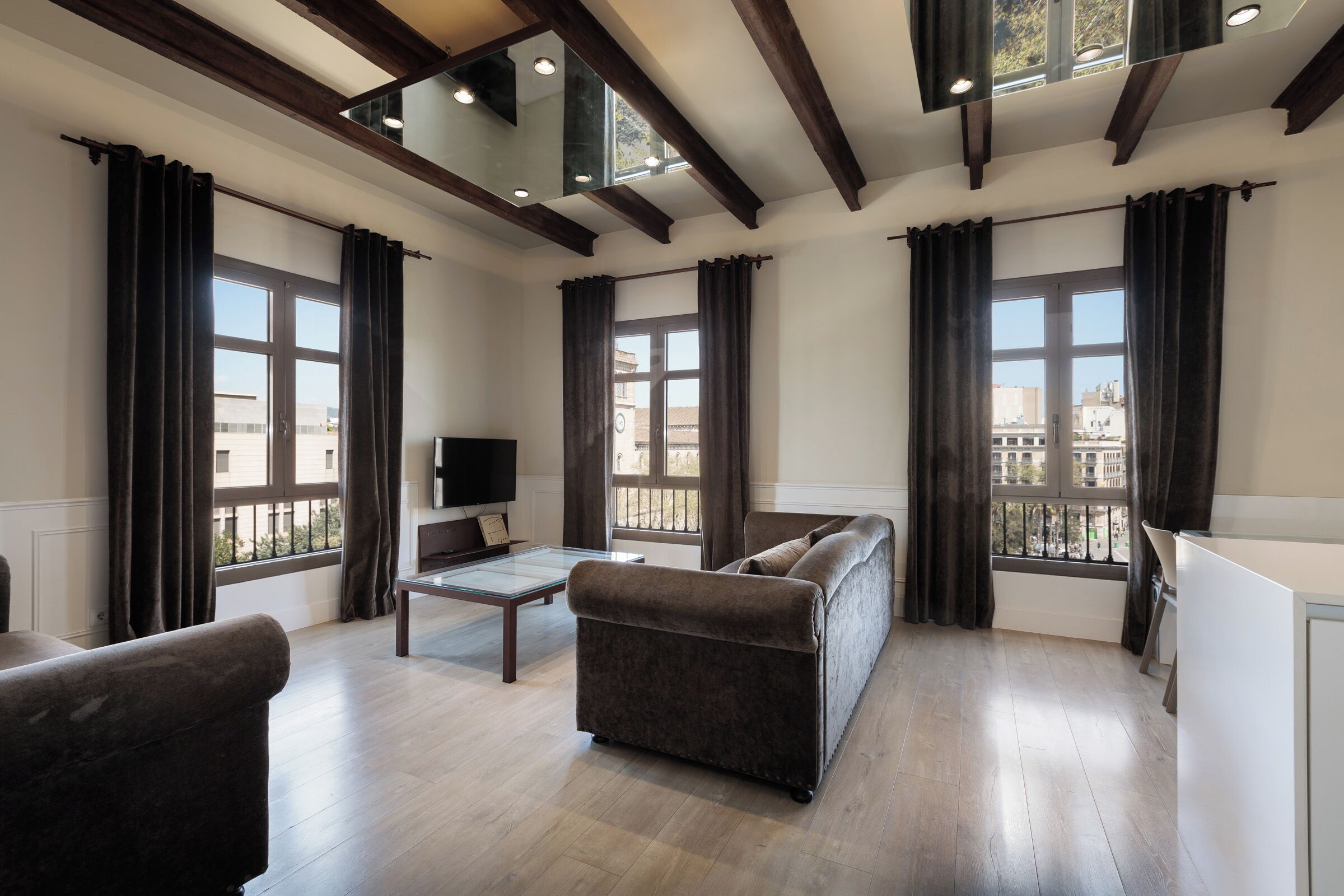 Superior-Apartment | Wohnbereich | 52-Zoll-Flachbildfernseher mit Digitalempfang