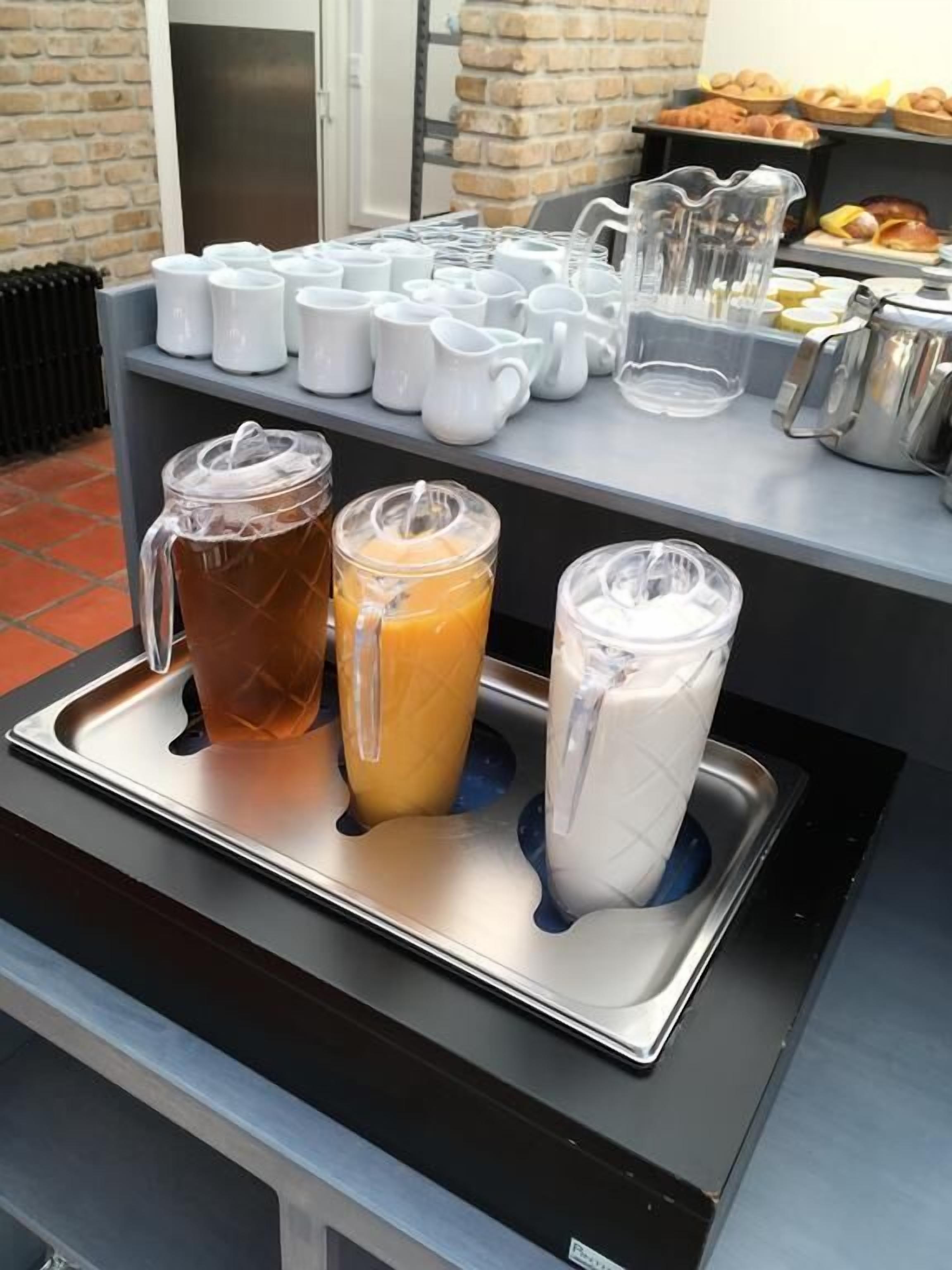 Un buffet proposant une variété de plats et de boissons en libre-service.