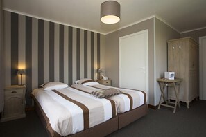 Desk, iron/ironing board, free cots/infant beds, free WiFi - Hotel Oude Abdij (Lo-Reninge)