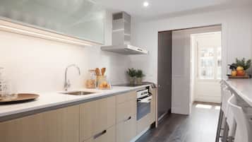 Apartment (Grandeluxe) | Private kitchen | Full-size fridge, microwave, oven, stovetop