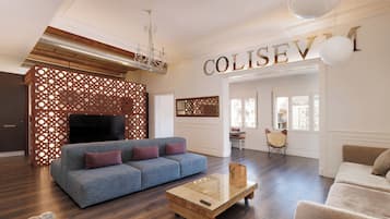 Appartement (Grandeluxe) | Woonruimte | Een flatscreentelevisie