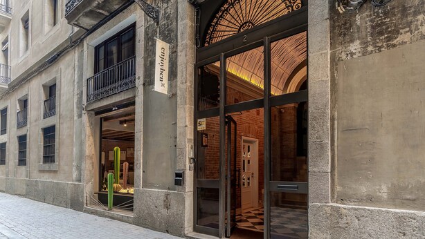 A building with a sign reading "enjoyhan" and a glass entrance. - Enjoybcn Colon Apartments (Barcelona)