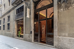 Front of property - Enjoybcn Colon Apartments (Barcelona)