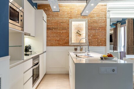 Enjoybcn Colon Apartments - view 3