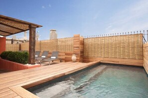 Hồ bơi ngoài trời, ghế dài tắm nắng 