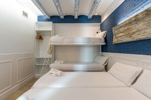 A bedroom with a bunk bed, a wardrobe, and a ladder. - Enjoybcn Colon Apartments (Barcelona)