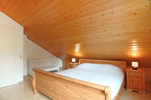 2 Schlafzimmer, Reisekinderbett