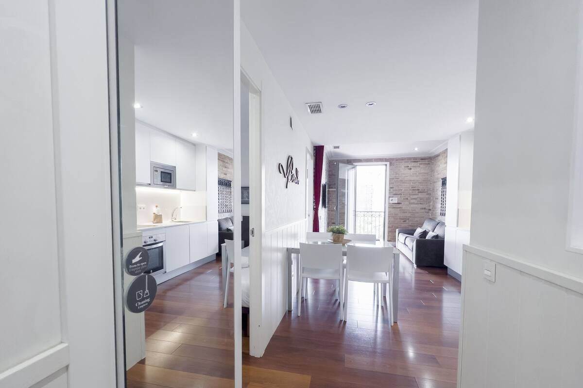 Un apartamento moderno con cocina, comedor y sala de estar.