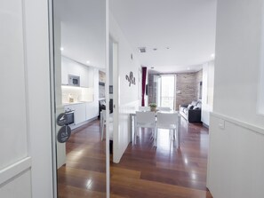 高級公寓, 2 間臥室, 可使用泳池, 城市景觀 | 2 間臥室、客房內保險箱、��遮光布/窗簾、隔音