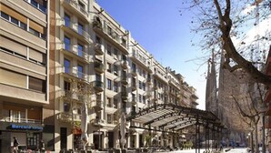 A multi-story hotel with balconies, outdoor seating, and a covered area. - Enjoybcn Gaudi Apartments (Barcelona)