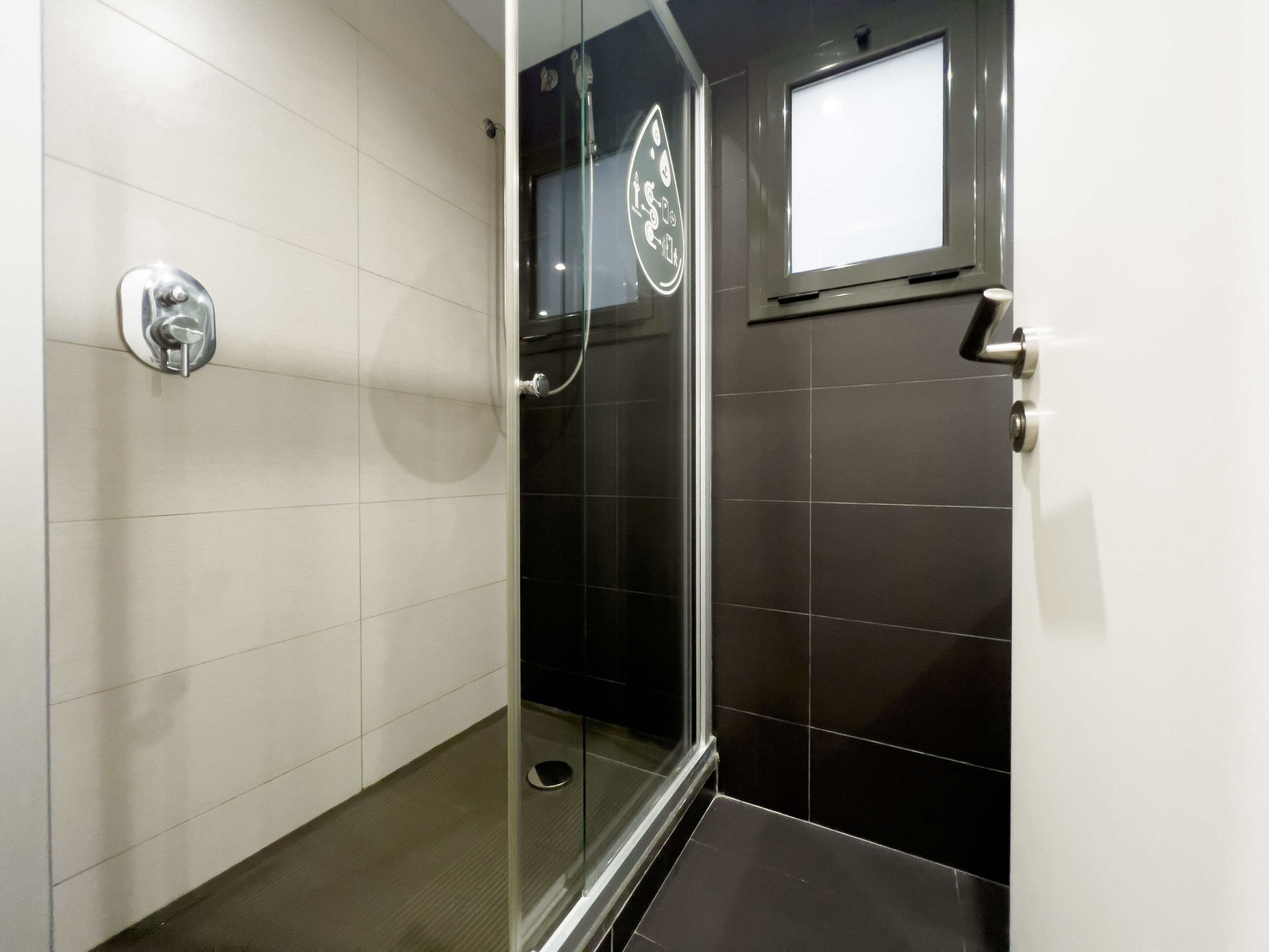 Une salle de bain moderne avec une douche à parois de verre, des toilettes et un lavabo.