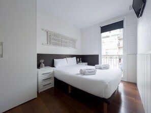 高級公寓, 2 間臥室, 可使用泳池, 城市景觀 | 2 間臥室、客房內保險箱、遮光布/窗簾、隔音