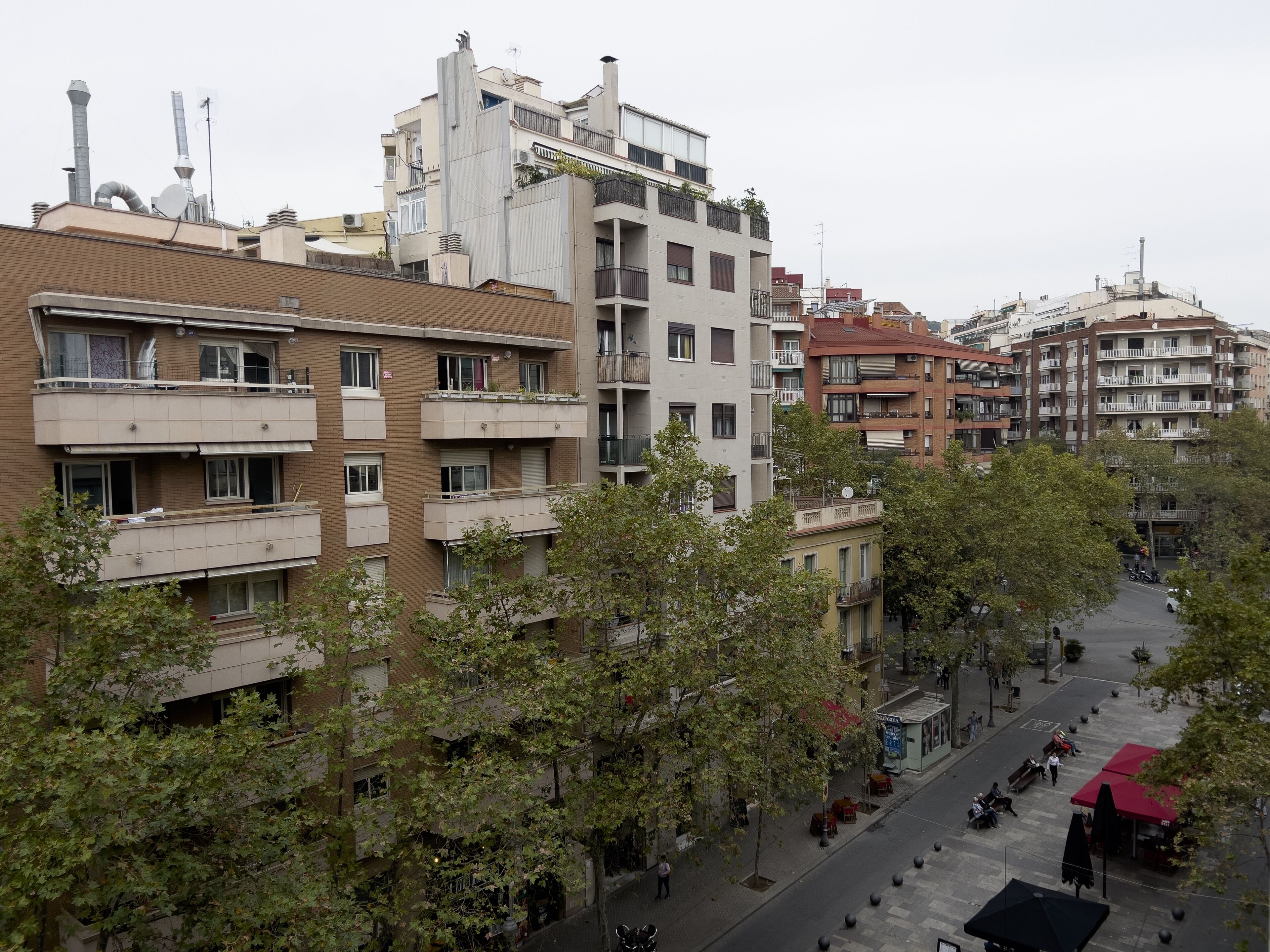 Un edificio residencial de varios pisos con balcones y vista a la calle.