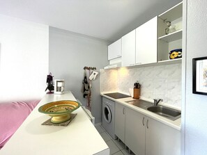 Fridge, microwave, stovetop, coffee/tea maker - 2-room apartment with terrace, pets allowed and parking in Soustons (Soustons)