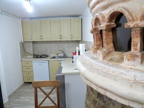 Standard Apartment | Private kitchen | Fridge, microwave, stovetop, electric kettle
