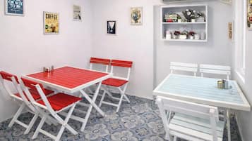 Daily continental breakfast (EUR 5 per person)