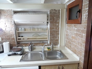 Economy Studio (Basement) | Private kitchenette