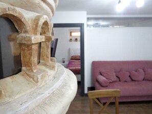 Standard apartman | Nappali | Síkképernyős tévé