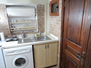 Economy Studio (Basement) | Private kitchenette