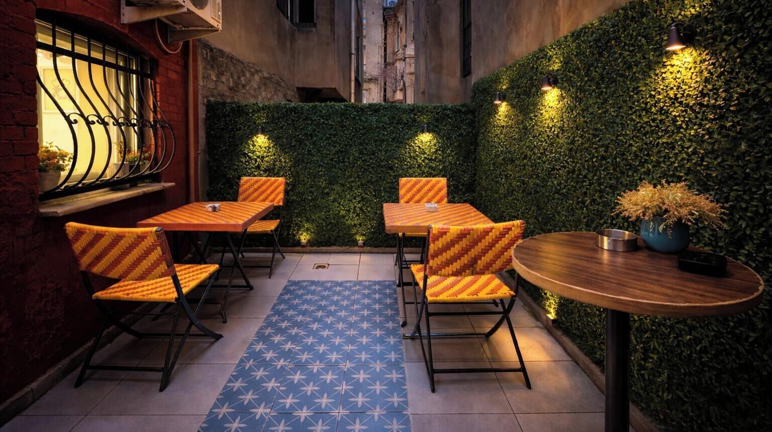 Daily continental breakfast (EUR 5 per person)