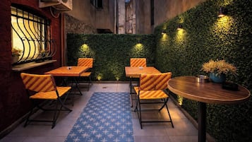 Daily continental breakfast (EUR 5 per person)