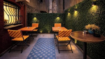 Daily continental breakfast (EUR 5 per person)