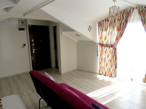 Studio – superior, terrasse, sjøutsikt | Sengetøy av topp kvalitet, minibar (inkludert) og individuelt dekorert