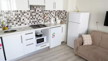 Apartamento Deluxe, 2 habitaciones, terraza (3rd Floor) | Cocina privada | Frigorífico, microondas, placa de cocina y lavavajillas