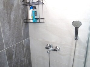 Shower, free toiletries, hair dryer, slippers - Istanberry - Paradise Apartments (Istanbul)