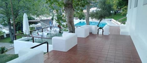 Una piscina al aire libre de temporada