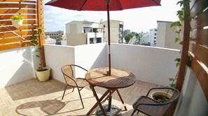 Herbergi með tvíbreiðu rúmi - verönd | Ókeypis þráðlaus nettenging, rúmföt